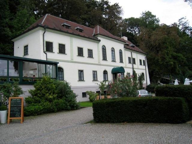 Nebozizek Hotel A Restaurant Прага Экстерьер фото