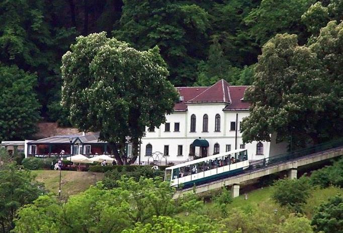 Nebozizek Hotel A Restaurant Прага Экстерьер фото